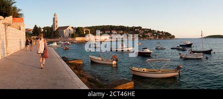 Foto panoramica del monastero francescano, della città di Hvar, dell'isola di Hvar, della costa dalmata, della Croazia Foto Stock