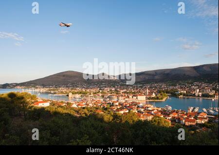 Volo su un volo Easyjet per Trogir, arrivo all'alba, Costa dalmata, Croazia, Europa Foto Stock