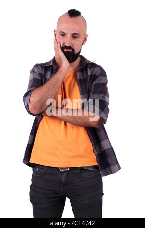 Giovane uomo ispanico accigliato o affetto da mal di denti Foto Stock