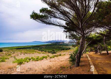 Costa Mediterranea, vista dalle rovine greche di Heraclea Minoa verso la Riserva Naturale della foce del Fiume Platani, Provincia di Agrigento, Sicilia, Italia, Europa Foto Stock