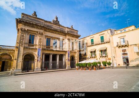 Teatro noto (Teatro Comunale Vittorio Emanuele) e caffe del Teatro in Piazza XVI Maggio, Val di noto, Patrimonio dell'Umanità dell'UNESCO, Sicilia, Italia, Europa Foto Stock