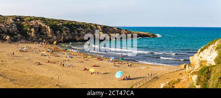 Spiaggia di Calamosche, foto panoramica delle persone che prendono il sole sulla spiaggia vicino a noto nella Riserva Naturale di Vendicari, Sicilia Sud Orientale, Italia, Europa Foto Stock
