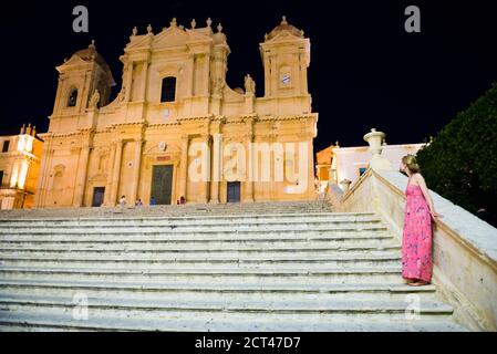 Noto di notte, donna nella Cattedrale di noto (Cattedrale di San Nicola, Cattedrale di noto), Sicilia, Italia, Europa Foto Stock