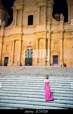 Noto di notte, donna nella Cattedrale di noto (Duomo, Cattedrale di San Nicola), Sicilia, Italia, Europa Foto Stock