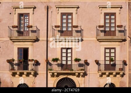 Sicilia, particolare architettonico dei tipici balconi siciliani di Ortigia, Siracusa, Sicilia, Italia, Europa Foto Stock