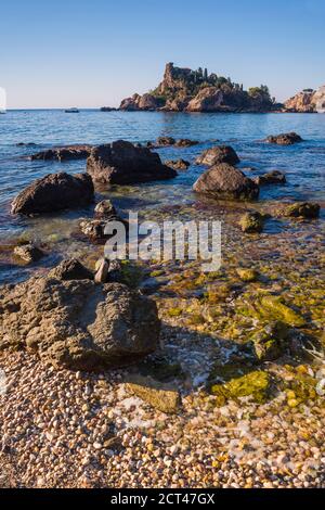 Isola Bella vista dalla spiaggia di Taormina, Sicilia, Italia, Europa Foto Stock