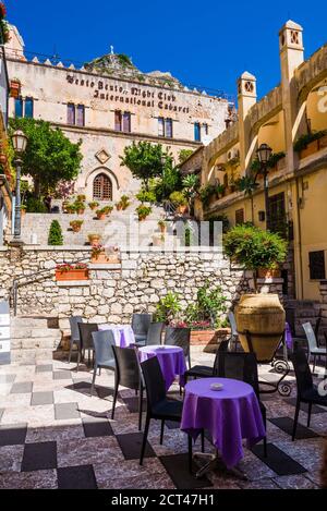 Taormina, Palazzo Ciampoli su corso Umberto, la strada principale nel centro di Taormina, Sicilia, Italia, Europa Foto Stock