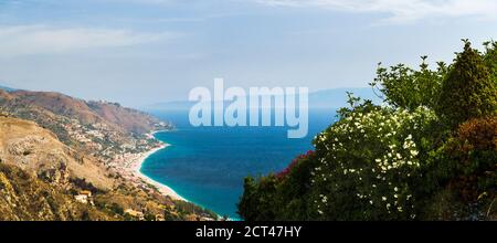 Foto panoramica della Spiaggia di Letojanni e della Spiaggia di Mazzeo e del Mar Ionio (parte del Mar Mediterraneo) vista da Taormina, Costa Est della Sicilia, Italia, Europa Foto Stock