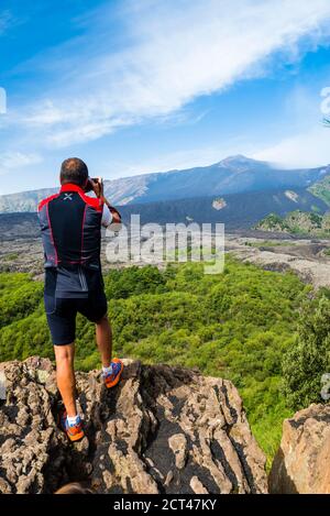 Vulcano Etna, turista che scatta una foto, Sicilia, Patrimonio dell'Umanità dell'UNESCO, Italia, Europa Foto Stock