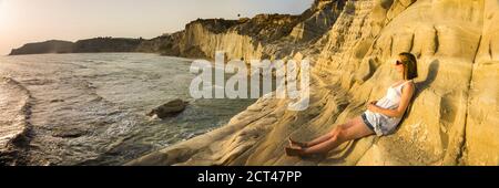 Foto panoramica di un turista alla Scala dei Turchi al tramonto, Realmonte, Agrigento, Sicilia, Italia, Europa Foto Stock