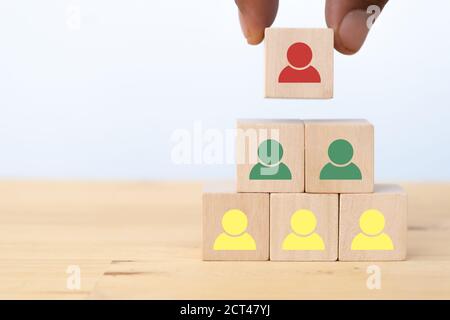 reclutamento nel concetto di azienda di industria di affari. Mano uomo flip cubo di legno di gestione delle risorse umane con lavoro di squadra per scegliere la persona giusta i Foto Stock