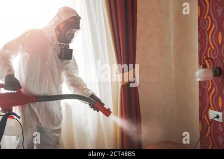 Specialista del controllo dei parassiti in contoterzisti bianchi che lavorano in piano e hotel Foto Stock