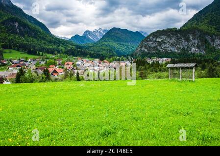 Slovenia, Mojstrana, visto sotto il Monte Triglav nel Parco Nazionale del Triglav, Alpi Giulie, alta Carniola, Slovenia Foto Stock