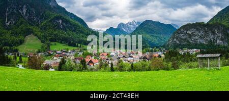 Slovenia, Mojstrana, visto sotto il Monte Triglav nel Parco Nazionale del Triglav, Alpi Giulie, alta Carniola, Slovenia Foto Stock