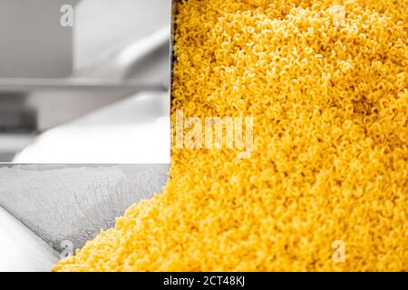 Produzione di pasta trasportatore automatico, essiccazione e insaccatura in vendita Foto Stock