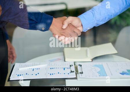 La gente di affari stringono le mani Foto Stock