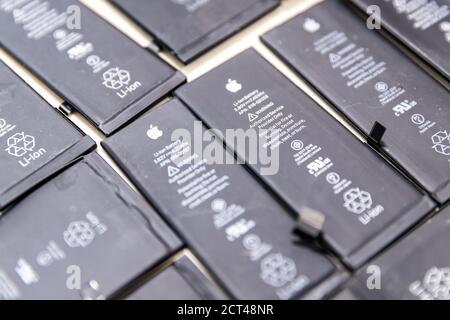 RUSSIA - 27 luglio 2020: IPhone rotto il telefono Apple ha usato le batterie ricaricabili nel riciclaggio chip riparazione negozio Foto Stock