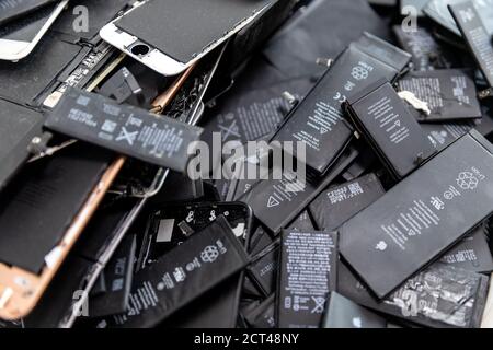 RUSSIA - 27 luglio 2020: IPhone rotto il telefono Apple ha usato le batterie ricaricabili nel riciclaggio chip riparazione negozio Foto Stock