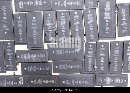 RUSSIA - 27 luglio 2020: IPhone rotto il telefono Apple ha usato le batterie ricaricabili nel riciclaggio chip riparazione negozio Foto Stock