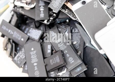 RUSSIA - 27 luglio 2020: IPhone rotto il telefono Apple ha usato le batterie ricaricabili nel riciclaggio chip riparazione negozio Foto Stock