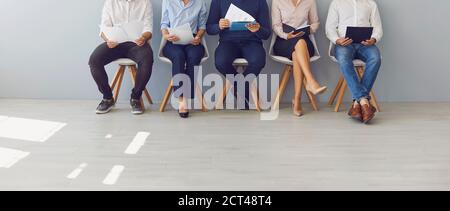 Gruppo di persone in attesa in linea per il colloquio di lavoro o. lavoratori in ufficio in attesa di invito del capo Foto Stock