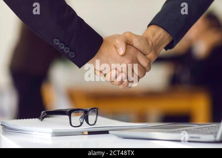 Primo piano di partner commerciali che scuotono le mani per fare affari e confermare collaborazione Foto Stock