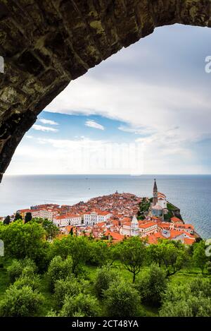 Pirano e il Mar Mediterraneo, visto dalle mura della città di Pirano, Istria slovena, Slovenia, Europa Foto Stock