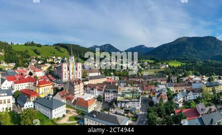 Mariazell, la più importante meta di pellegrinaggio in Austria. Vista panoramica sulla Basilica Mariä Geburt. Foto Stock