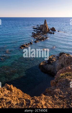 Arrecife de Las Sirenas affioramento roccioso al tramonto, Cabo de Gata-Nijar Parco Naturale, Andalusia, Almeria, Spagna, Europa Foto Stock