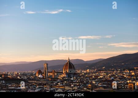 Vista sulla Cattedrale di Firenze al tramonto, vista dal Colle di Piazzale Michelangelo, Toscana, Italia Foto Stock