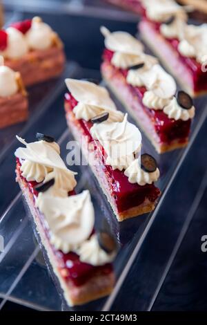 Primo piano di mousse brownie rosso mirtillo, ali di cioccolato bianco e crema di burro Foto Stock