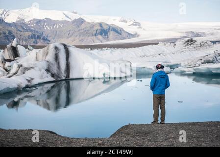 Il pensiero conservazionista sul futuro del cambiamento climatico e del riscaldamento globale, e l'emergenza climatica alla Jokulsarlon Glacier Lagoon, Sud-Est Islanda, Europa Foto Stock