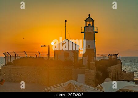 Vista al tramonto del faro, nella città vecchia di Acre (Akko), Israele Foto Stock