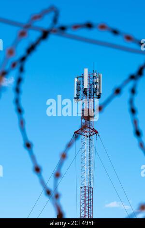 Nega Internet. Concetto di divieto delle telecomunicazioni. Le comunicazioni cellulari sono attorcigliate da fili spessi Foto Stock