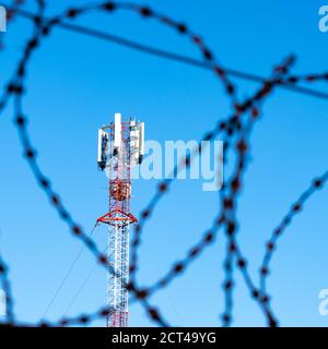 Nega Internet. Concetto di divieto delle telecomunicazioni. Le comunicazioni cellulari sono attorcigliate da fili spessi Foto Stock