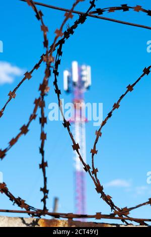 Nega Internet. Concetto di divieto delle telecomunicazioni. Le comunicazioni cellulari sono attorcigliate da fili spessi Foto Stock