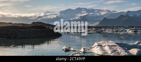 Turisti alla Jokulsarlon Glacier Lagoon al tramonto, Sud-Est Islanda, Europa Foto Stock