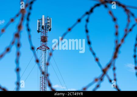 Nega Internet. Concetto di divieto delle telecomunicazioni. Le comunicazioni cellulari sono attorcigliate da fili spessi Foto Stock