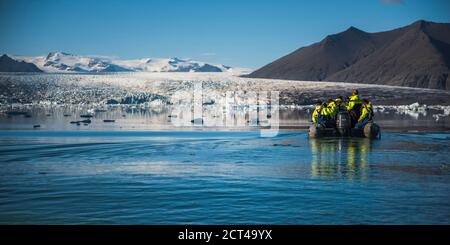 Tour in barca Zodiac della laguna glaciale di Jokulsarlon, un lago glaciale pieno di iceberg nel sud-est dell'Islanda, in Europa Foto Stock