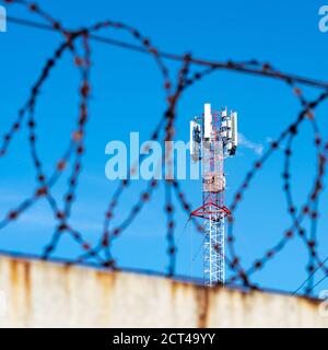 Nega Internet. Concetto di divieto delle telecomunicazioni. Le comunicazioni cellulari sono attorcigliate da fili spessi Foto Stock