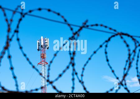 Nega Internet. Concetto di divieto delle telecomunicazioni. Le comunicazioni cellulari sono attorcigliate da fili spessi Foto Stock