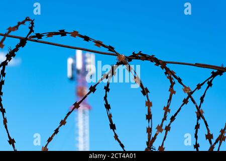 Nega Internet. Concetto di divieto delle telecomunicazioni. Le comunicazioni cellulari sono attorcigliate da fili spessi Foto Stock