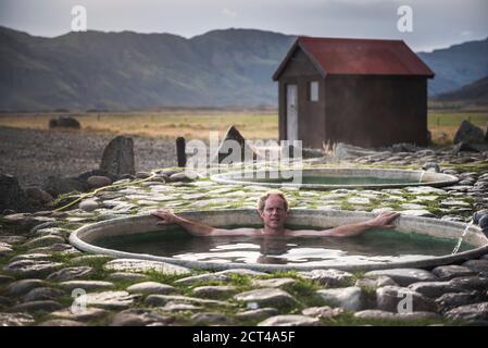 Bagno turistico a Hoffell Hot Tubs vicino Hofn, Sud-est dell'Islanda, Europa Foto Stock