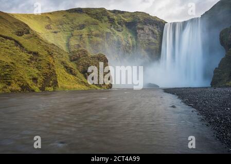 Cascate di Skogafoss, Skogar, Regione del Sud (Sudurland), Islanda, Europa, sfondo con spazio per la copia Foto Stock