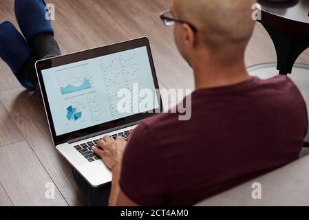 Responsabile finanziario che lavora su un notebook Foto Stock