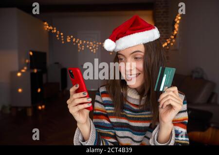 donna con carta di credito e telefono vacanza Foto Stock