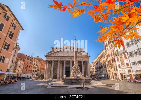 Roma Italia, skyline della città al Pantheon di Roma Piazza della rotonda con foglie autunnali Foto Stock