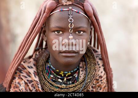 Un ritratto ravvicinato di una donna Himba nel nord della Namibia. Foto Stock