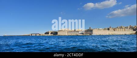 Vista sulla città vecchia fortificata di la Valletta a Malta. Foto Stock