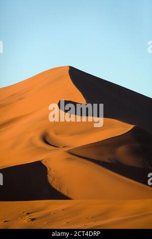 Dune di sabbia rossa sotto la luce del mattino a Sossusvlei, Namibia. Foto Stock